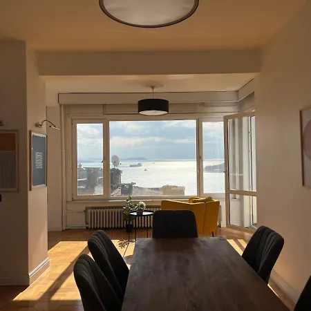 Renovated 5br With Sea View شقة *